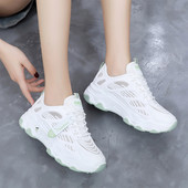 Jauns sieviešu kedu modelis ar raupju zoli - divu krāsu