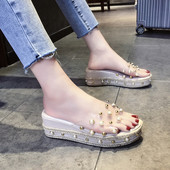 Sieviešu čības ar 6,5 cm platformu un pērļu rotājumu