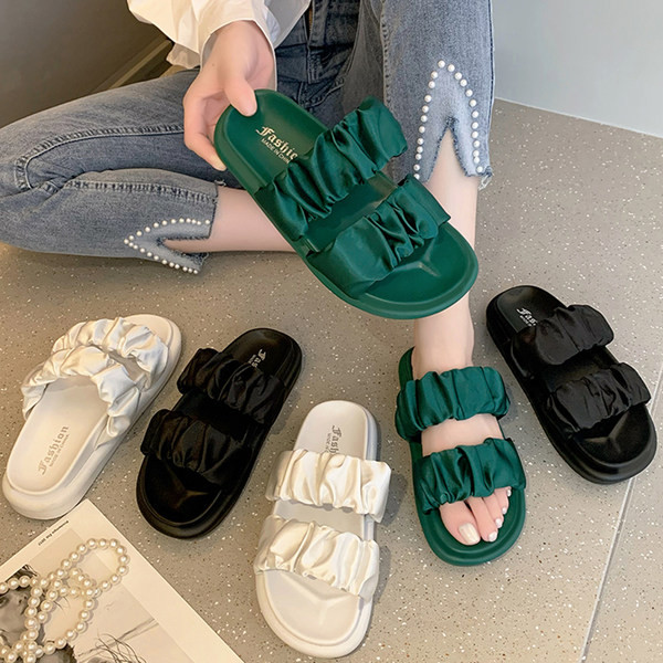 Mūsdienīgas čības ar plakanu zoli trīs krāsās