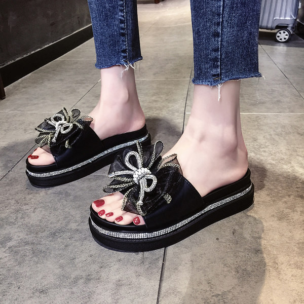 Sieviešu čības ar plakanu zoli ar lentīti un dekorācijas akmeņiem