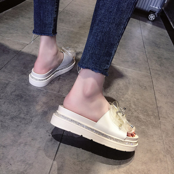 Sieviešu čības ar plakanu zoli ar lentīti un dekorācijas akmeņiem