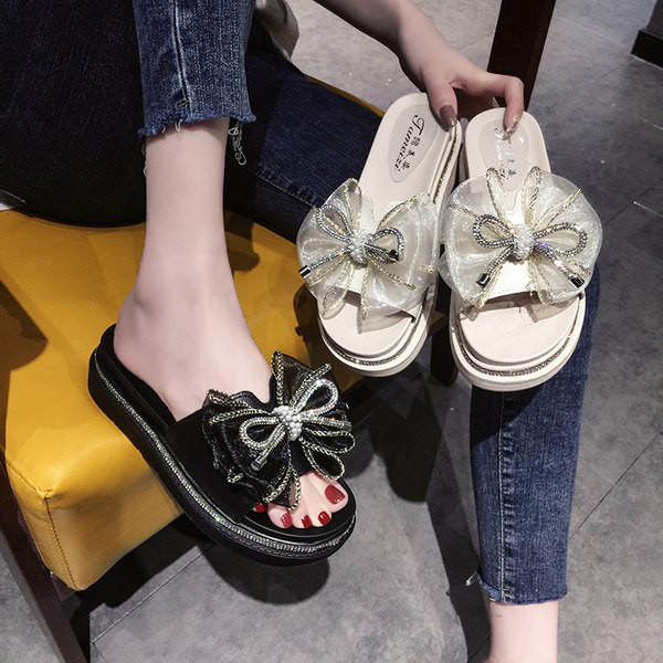 Sieviešu čības ar plakanu zoli ar lentīti un dekorācijas akmeņiem