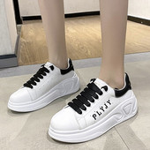 Sieviešu kedas ar uzrakstu baltā krāsā un plakanu zoli