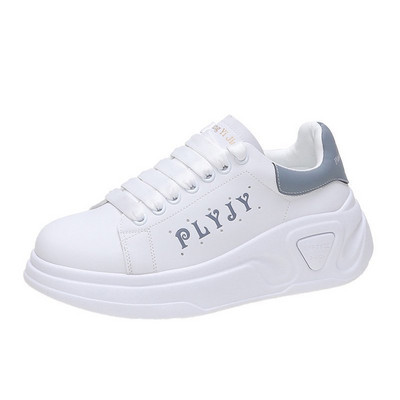 Sieviešu kedas ar uzrakstu baltā krāsā un plakanu zoli