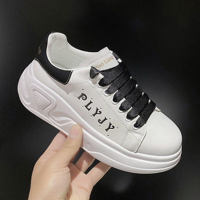 Sieviešu kedas ar uzrakstu baltā krāsā un plakanu zoli