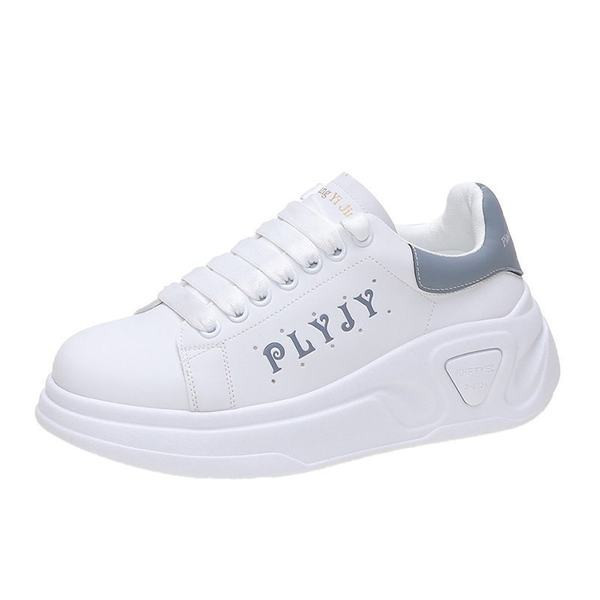 Sieviešu kedas ar uzrakstu baltā krāsā un plakanu zoli