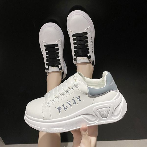 Sieviešu kedas ar uzrakstu baltā krāsā un plakanu zoli