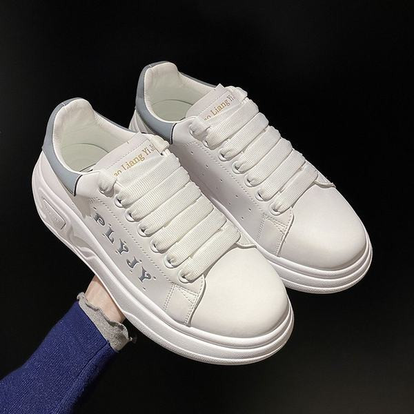 Sieviešu kedas ar uzrakstu baltā krāsā un plakanu zoli