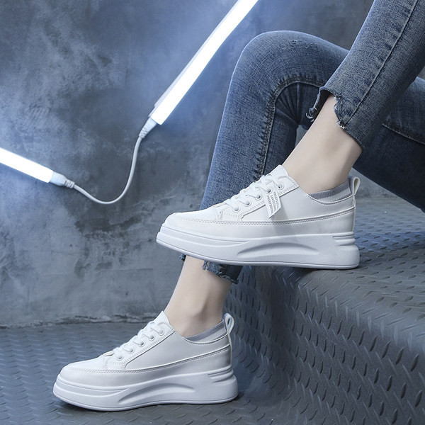 Sieviešu kedas ar mežģīnēm baltā krāsā piemērotas vasarai