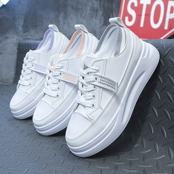 Sieviešu kedas ar mežģīnēm baltā krāsā piemērotas vasarai