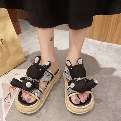 Jauns čību modelis ar 3D elementu un plakanu zoli