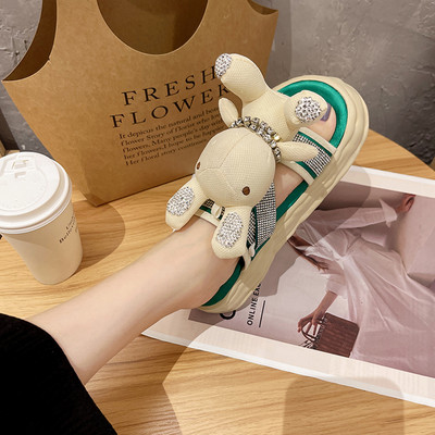 Jauns čību modelis ar 3D elementu un plakanu zoli