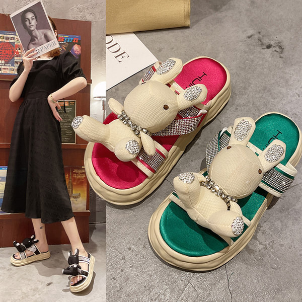 Jauns čību modelis ar 3D elementu un plakanu zoli