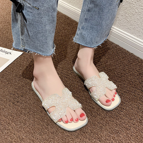 Jauns čību modelis ar spīdīgu efektu