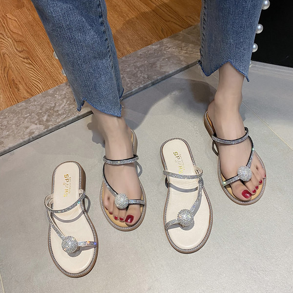 Ikdienas sieviešu čības ar plakanām zolēm un lencītēm ar akmeņiem