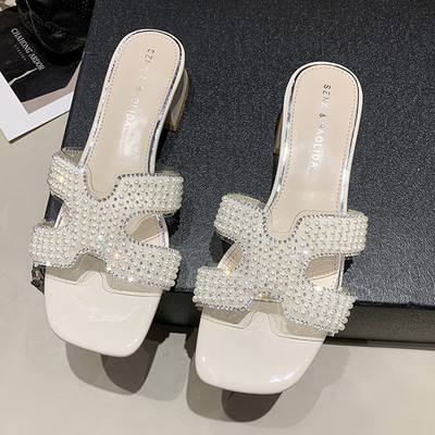 Sieviešu čības ar spīdīgu efektu un zemu papēdi