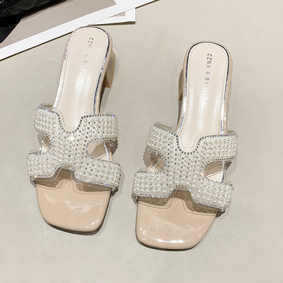 Sieviešu čības ar spīdīgu efektu un zemu papēdi