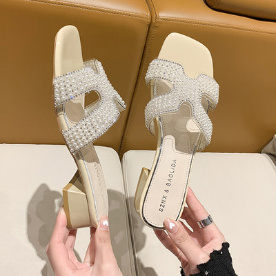 Sieviešu čības ar spīdīgu efektu un zemu papēdi