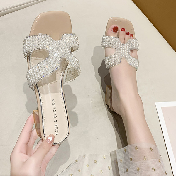 Sieviešu čības ar spīdīgu efektu un zemu papēdi