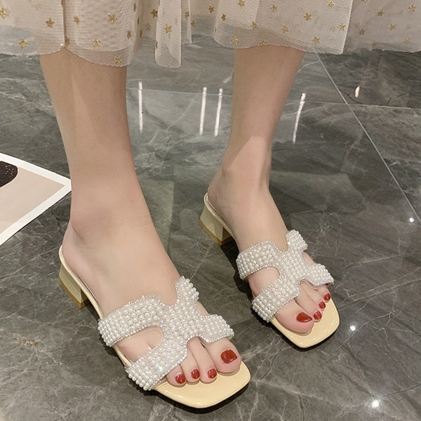 Sieviešu čības ar spīdīgu efektu un zemu papēdi