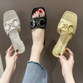 Ikdienas čības ar metāla apdari un zemu papēdi