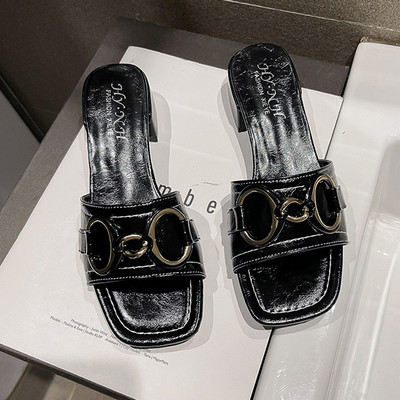 Ikdienas čības ar metāla apdari un zemu papēdi