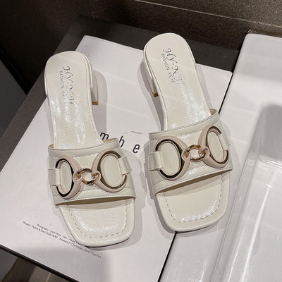 Ikdienas čības ar metāla apdari un zemu papēdi