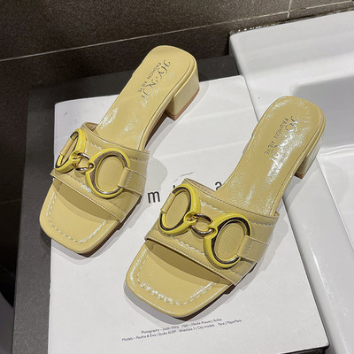 Ikdienas čības ar metāla apdari un zemu papēdi