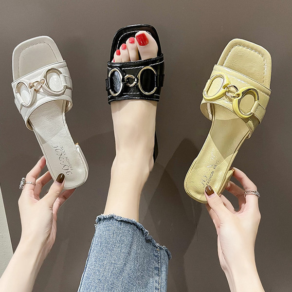 Ikdienas čības ar metāla apdari un zemu papēdi