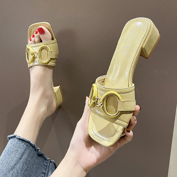 Ikdienas čības ar metāla apdari un zemu papēdi