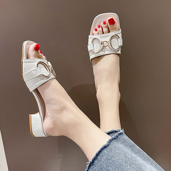 Ikdienas čības ar metāla apdari un zemu papēdi