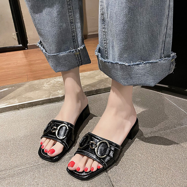 Ikdienas čības ar metāla apdari un zemu papēdi