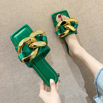 Sieviešu čības ar metāla apdari un plakanu zoli