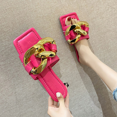 Sieviešu čības ar metāla apdari un plakanu zoli