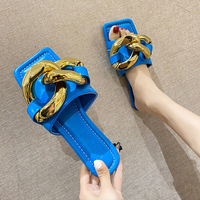 Sieviešu čības ar metāla apdari un plakanu zoli