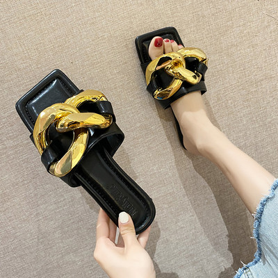 Sieviešu čības ar metāla apdari un plakanu zoli