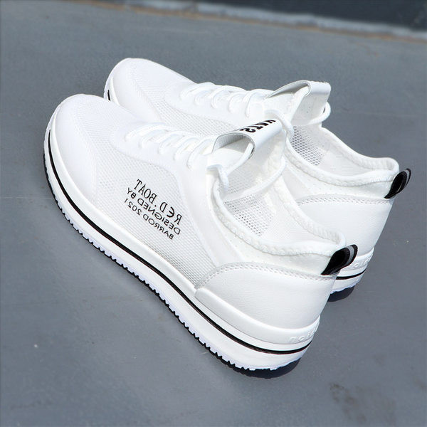 Paprasti moteriški sportbačiai su tinkleliais ir lygiu padu