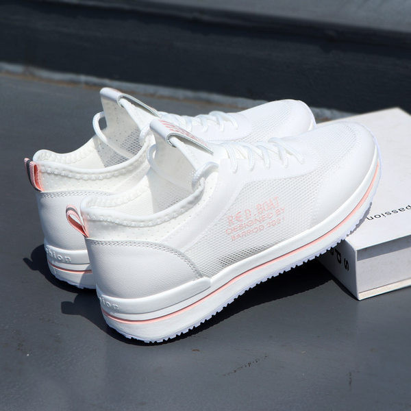 Paprasti moteriški sportbačiai su tinkleliais ir lygiu padu