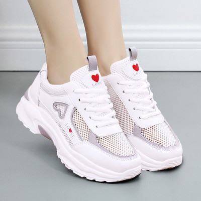 Jauns sieviešu kedu modelis ar tīkliņiem un raupju zoli