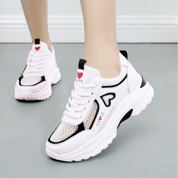 Jauns sieviešu kedu modelis ar tīkliņiem un raupju zoli