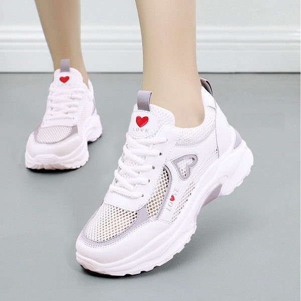 Jauns sieviešu kedu modelis ar tīkliņiem un raupju zoli