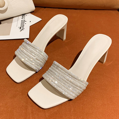 Elegantas sieviešu čības ar papēdi un dekorācijas akmeņiem