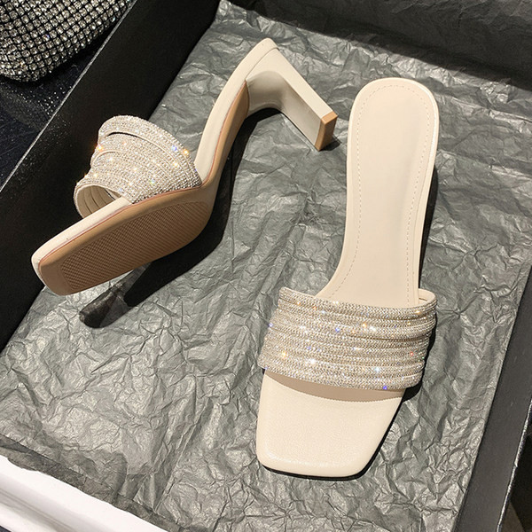 Elegantas sieviešu čības ar papēdi un dekorācijas akmeņiem