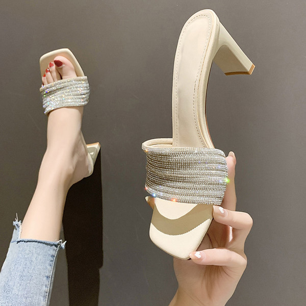 Elegantas sieviešu čības ar papēdi un dekorācijas akmeņiem