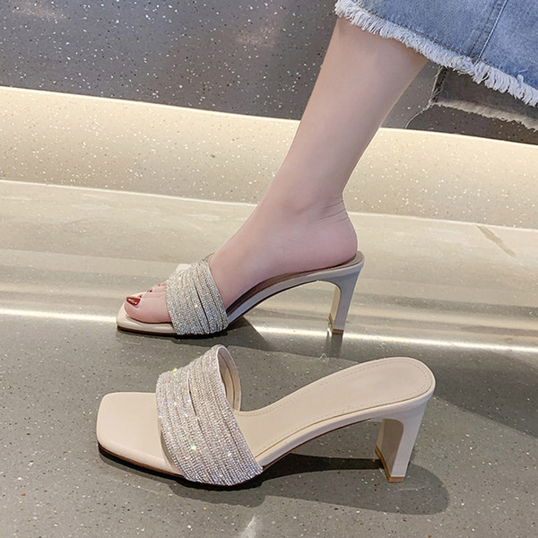 Elegantas sieviešu čības ar papēdi un dekorācijas akmeņiem