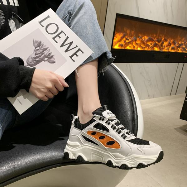 Sieviešu apavi ar šņorēm un raupju zoli