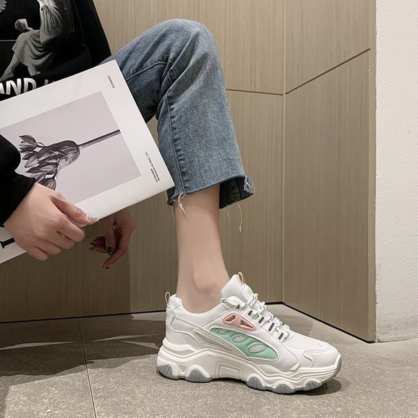 Sieviešu apavi ar šņorēm un raupju zoli