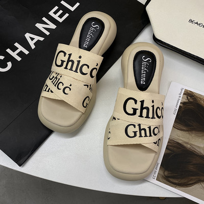 Ikdienas sieviešu čības ar plakanām zolēm