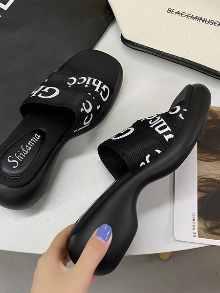 Ikdienas sieviešu čības ar plakanām zolēm