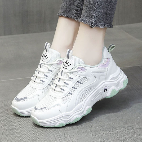 Modernas sieviešu kedas ar raupju zoli - baltā krāsā